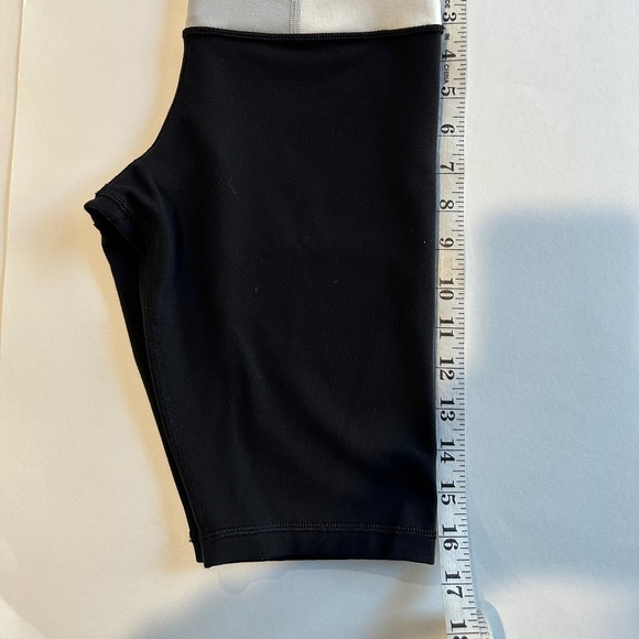Lululemon Reverse Groove Short - Size 4 Tall. - Picture 6 of 7